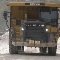 Dumper en action d'arrosage - Caterpillar 775 - CMGO Lotodé (56)